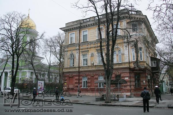 В Одессе с памятника архитектуры обвалилась штукатурка