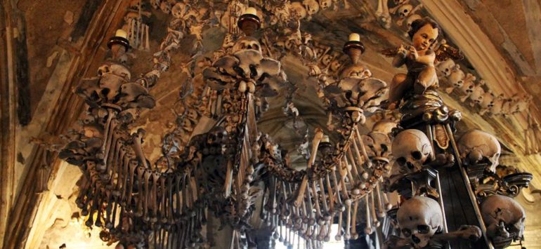 Туризм на костях, или почему чехам нравятся люстры из черепов