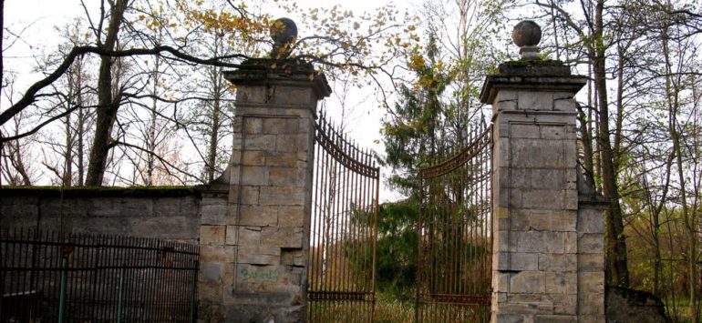 Зверинские ворота — Гатчина