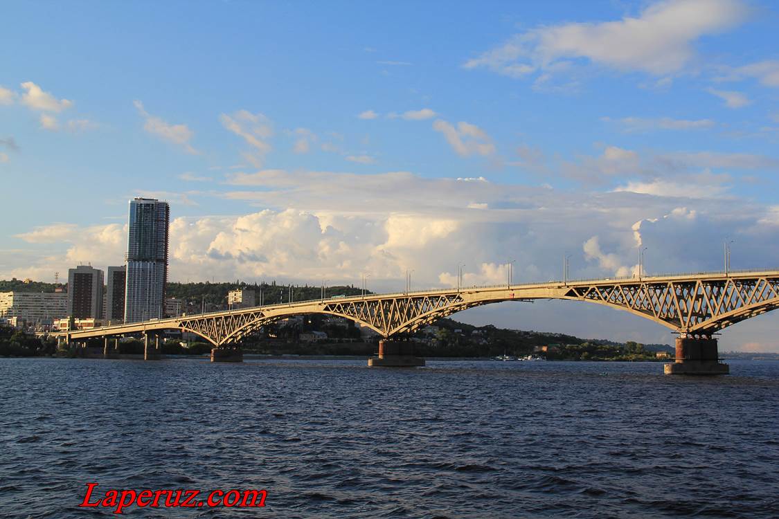Камера мост энгельс. Саратовский мост с Энгельса. Саратов вид с моста. Вид на мост Саратов Энгельс. Вид на Энгельс с моста.
