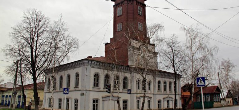 Пожарно-сторожевая башня с каланчой и зданием полицейского управления — Елабуга, улица Московская, 92-94