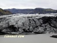 Сосед Эйяфьядлайокудля — чёрно-белый ледник Соульхеймажкютль