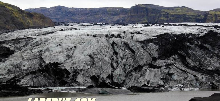 Сосед Эйяфьядлайокудля — чёрно-белый ледник Соульхеймажкютль