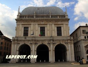 Палаццо делла Лоджия — Брешия, Piazza della Loggia