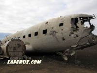 Заброшенный самолёт на исландском берегу