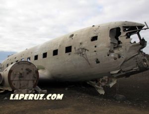 Заброшенный самолёт на исландском берегу