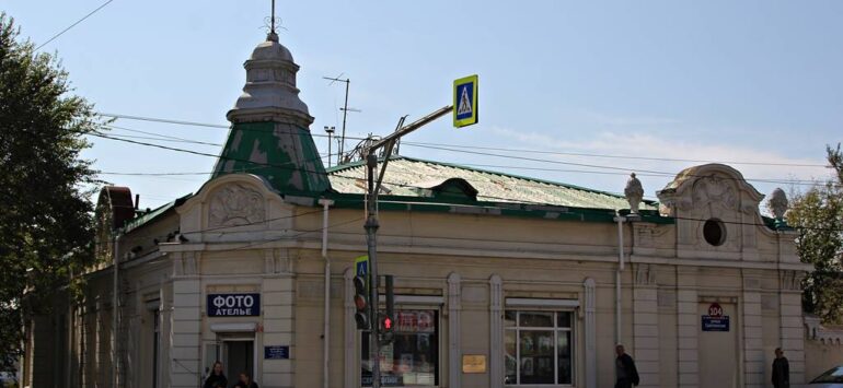 Торговый дом «Кунст и Альберс» в Офицерской слободе — Владивосток, улица Светланская, 104