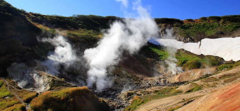 Камчатская геотермальная станция и малая долина гейзеров