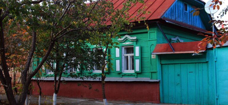 Дом, в котором жил Герой Советского Союза Ю.И. Пырков — Балаково, улица Братьев Захаровых, 43