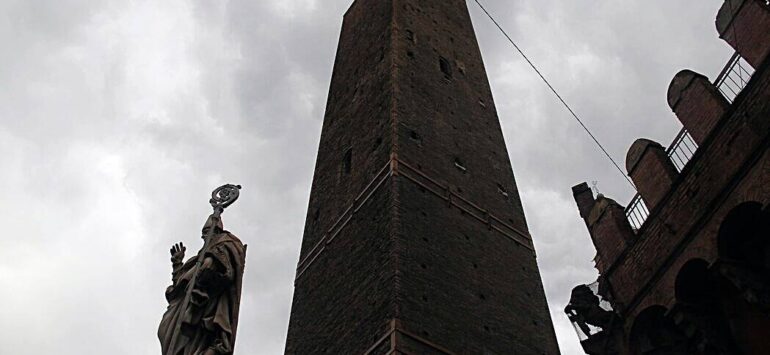 Башня Гаризенда (LA TORRE Garisenda) — Болонья, Piazza di Porta Ravegnana