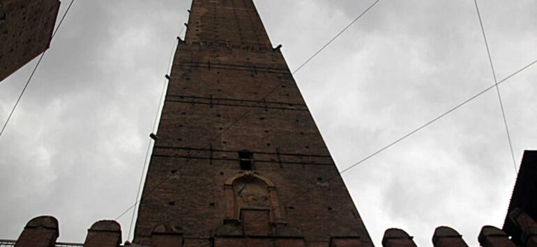 Башня Азинелли (La torre Asinelli) — Болонья, Piazza di Porta Ravegnana