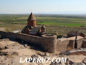 Путешествие почти к центру Земли. Монастырь Хор Вирап в Армении